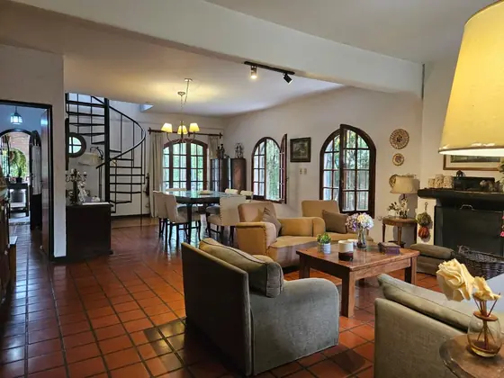 Casa con jardín y pileta, a 3 cuadras del centro, foto 1