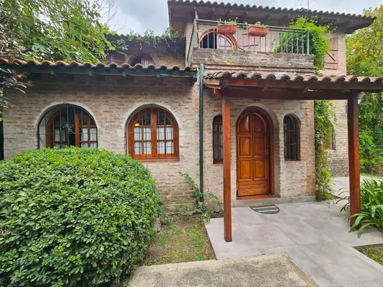 Casa con jardín y pileta, a 3 cuadras del centro, foto 2
